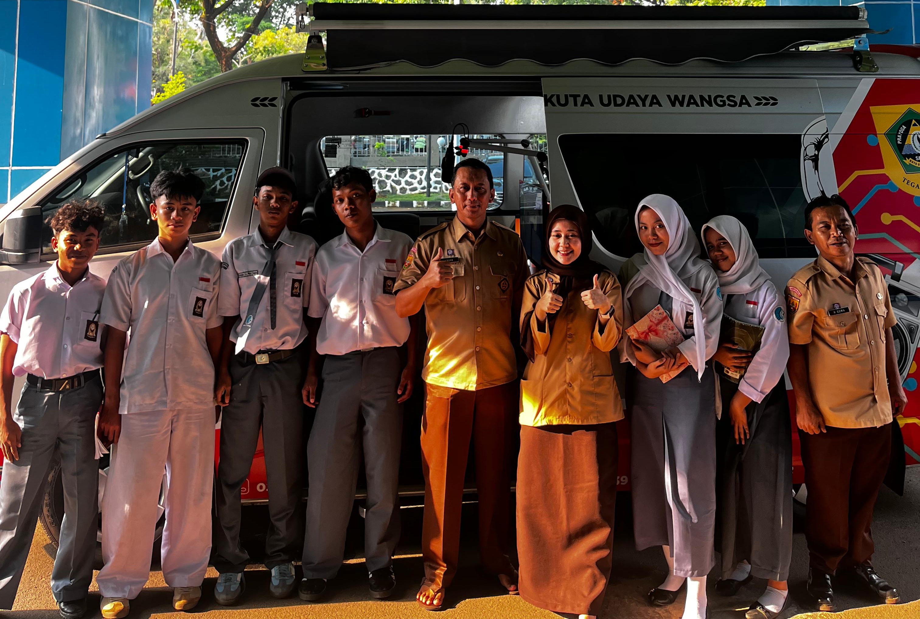 KUNJUNGAN KE DINAS KOMUNIKASI DAN INFORMATIKA KABUPATEN BOGOR DARI SMK AL-BAROKAH COKEMBAR SUKABUMI (KE RADIO TEGAR BERIMAN FM) KUNJUNGAN KE DINAS KOMUNIKASI DAN INFORMATIKA KABUPATEN BOGOR DARI SMK AL-BAROKAH COKEMBAR SUKABUMI (KE RADIO TEGAR BERIMAN FM)
